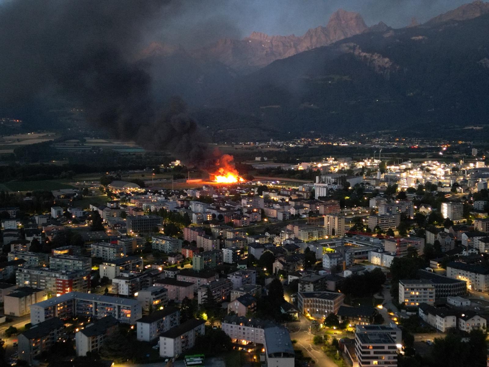 Monthey: l'incendie qui a touché un entrepôt ce samedi soir est éteint
